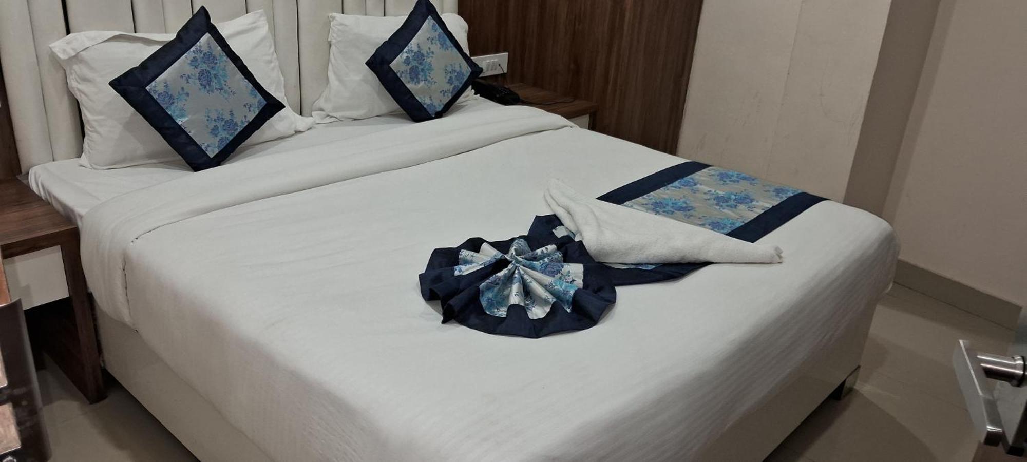 Hotel Shree Radha Krishna Варанаси Экстерьер фото