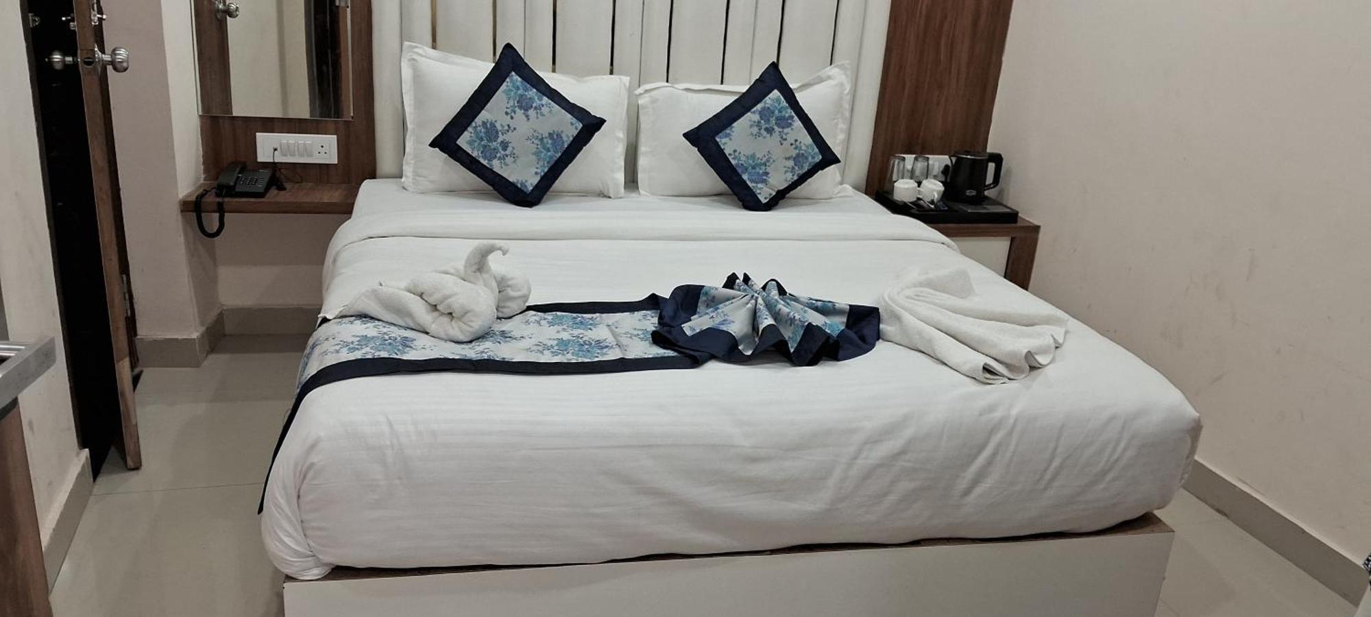 Hotel Shree Radha Krishna Варанаси Экстерьер фото