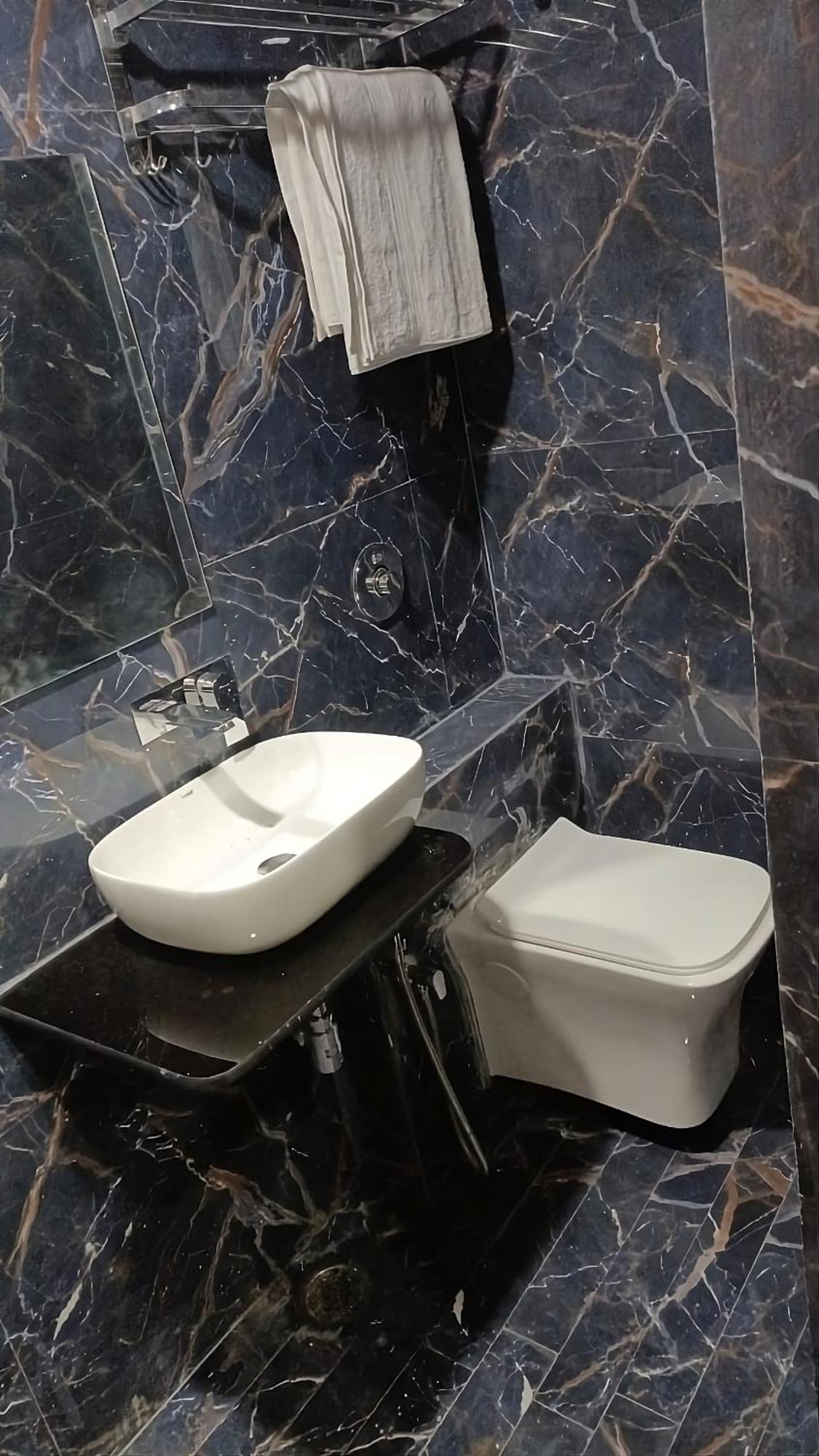 Hotel Shree Radha Krishna Варанаси Экстерьер фото