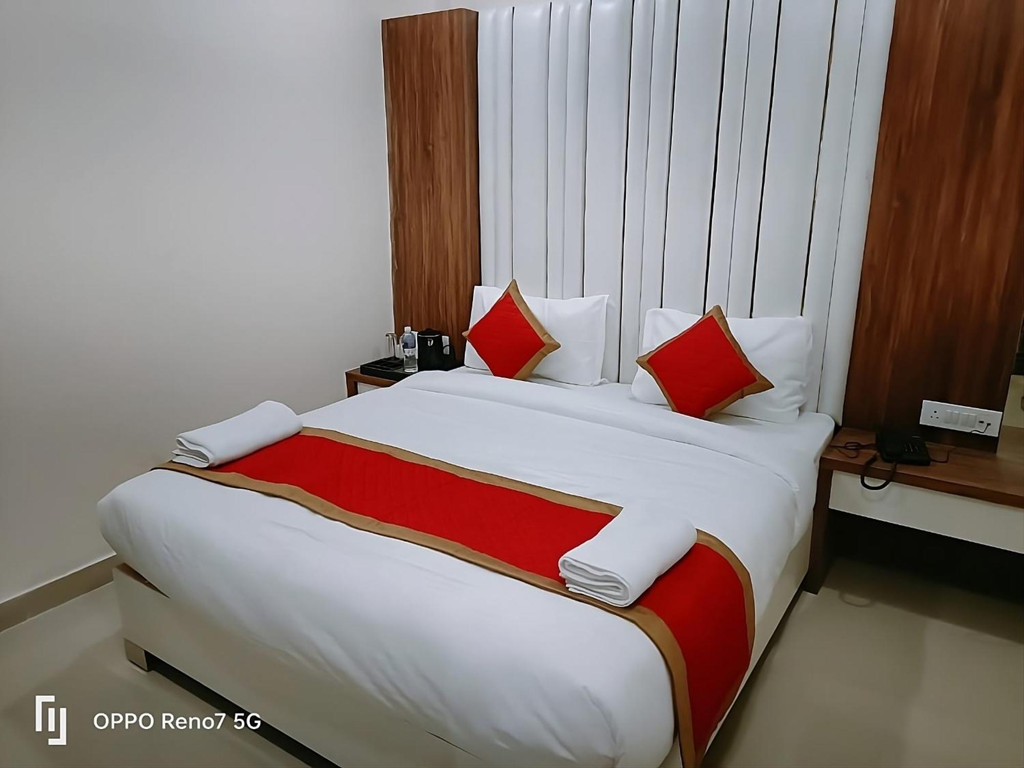 Hotel Shree Radha Krishna Варанаси Экстерьер фото