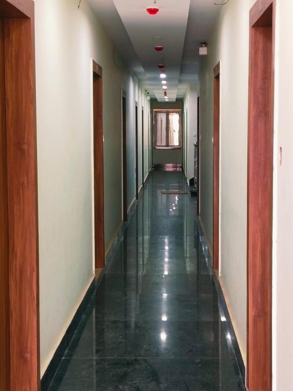 Hotel Shree Radha Krishna Варанаси Экстерьер фото