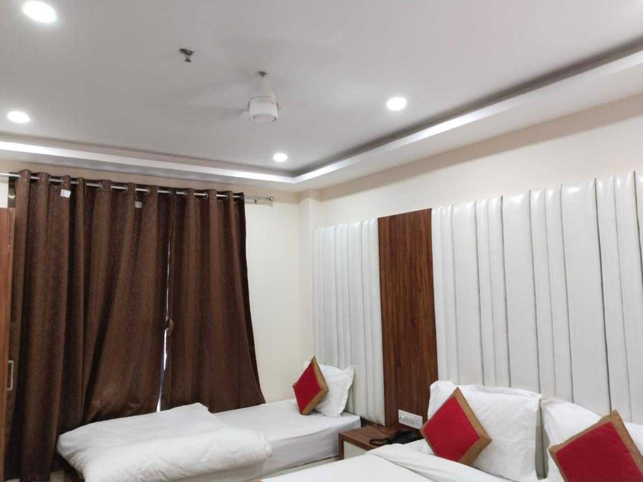 Hotel Shree Radha Krishna Варанаси Экстерьер фото