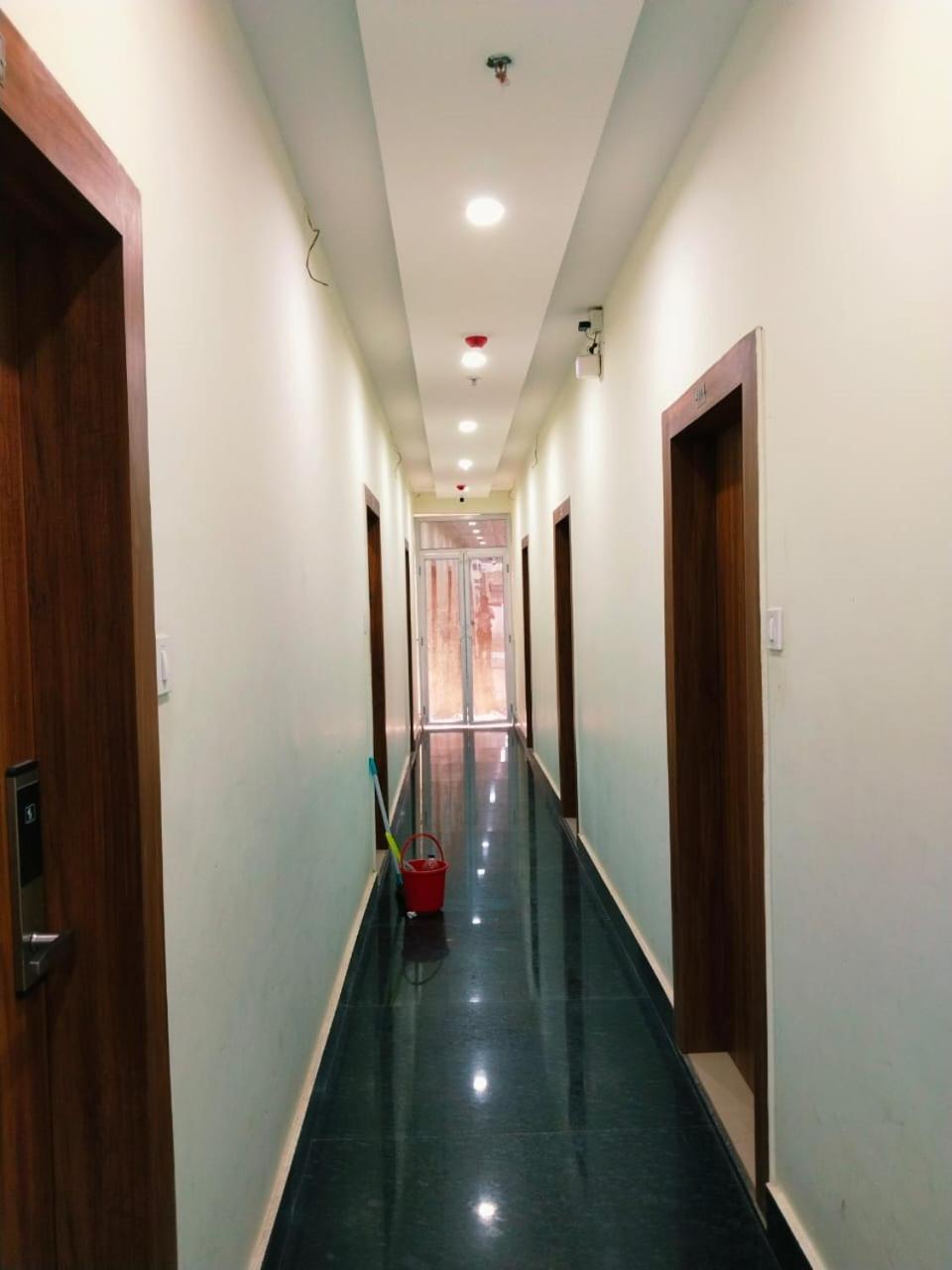 Hotel Shree Radha Krishna Варанаси Экстерьер фото