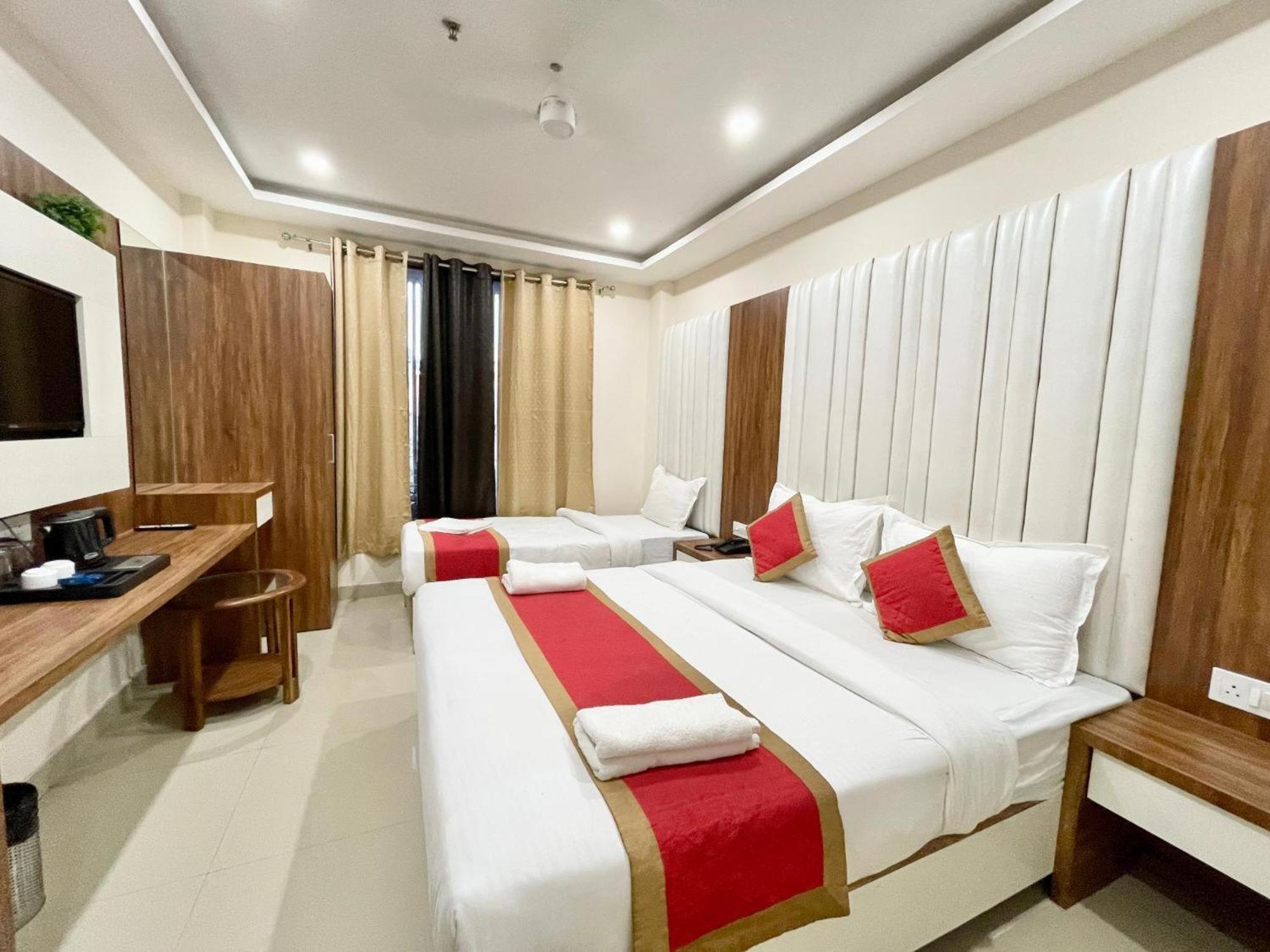 Hotel Shree Radha Krishna Варанаси Экстерьер фото