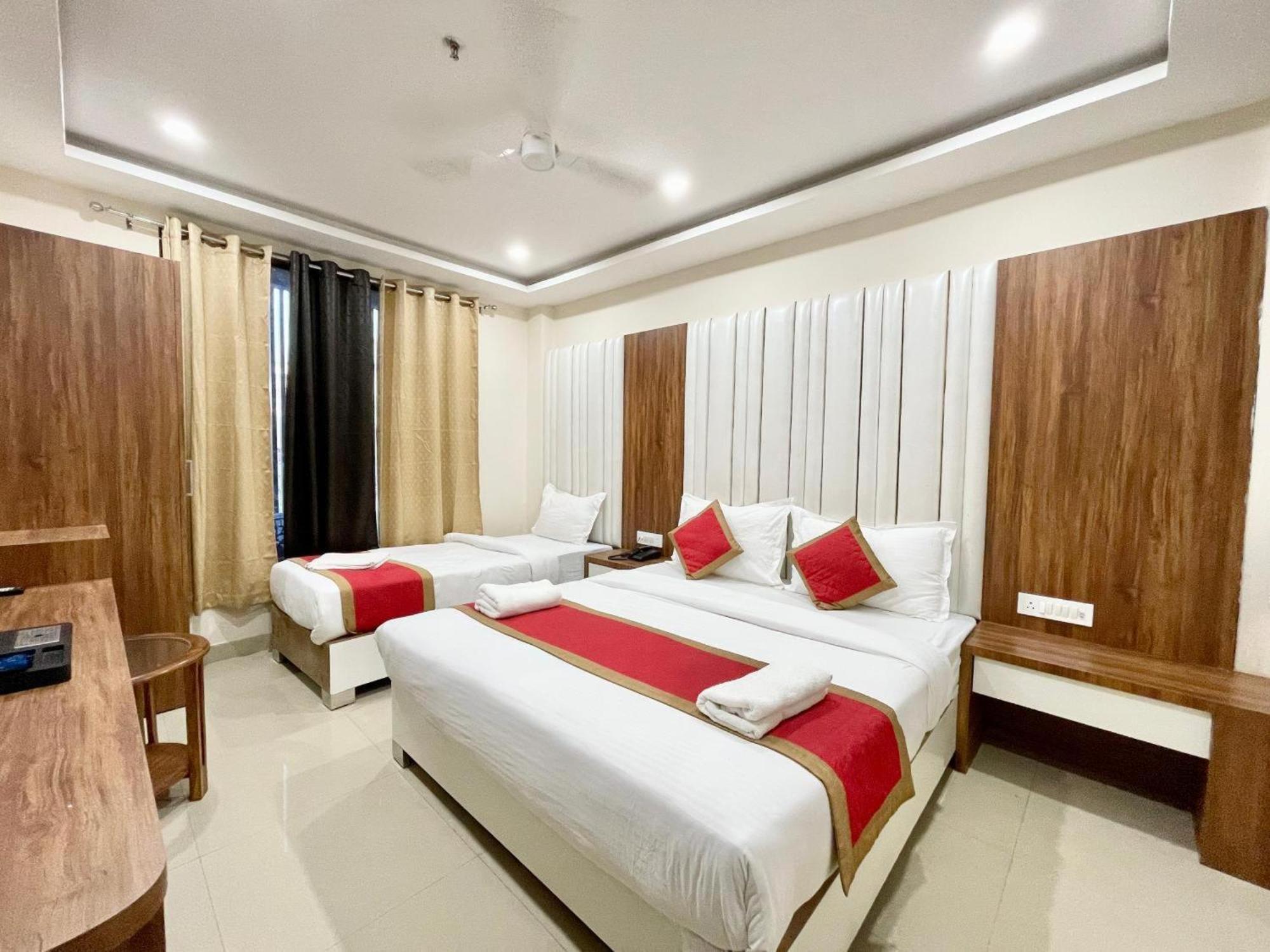 Hotel Shree Radha Krishna Варанаси Экстерьер фото