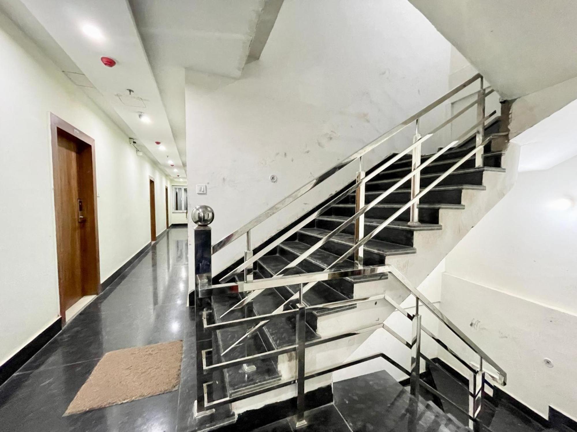 Hotel Shree Radha Krishna Варанаси Экстерьер фото